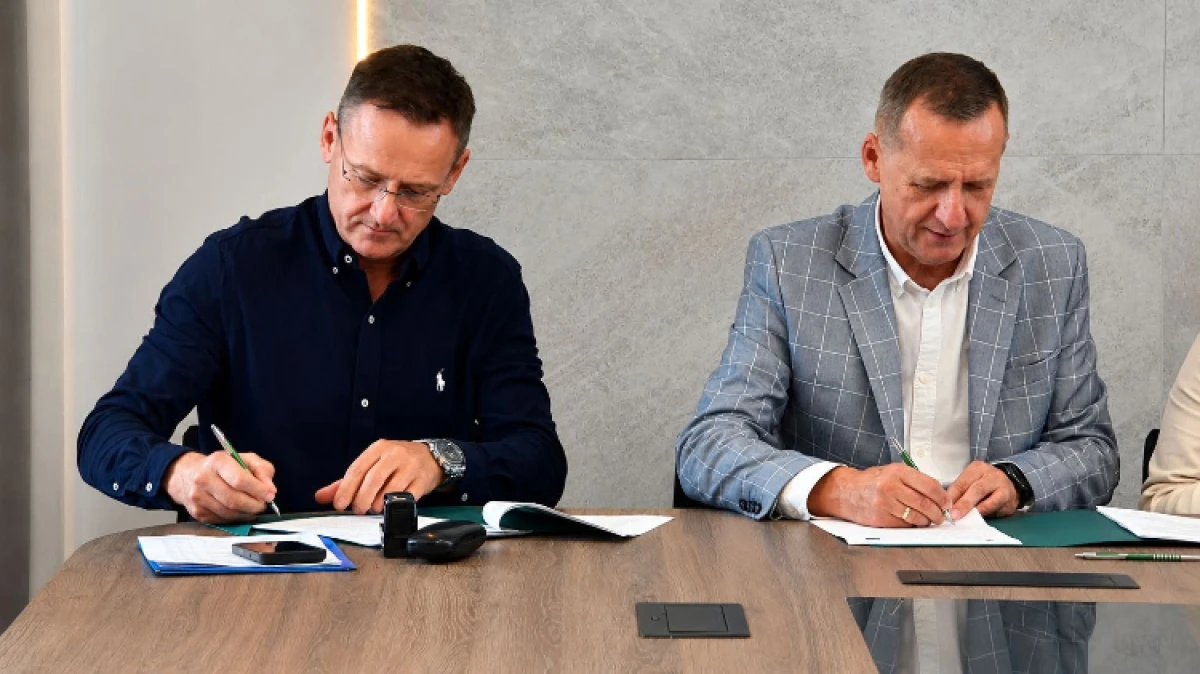 22 lipca 2026 wójt gminy Ostrów Mazowiecka Waldemar Brzostek, przy kontrasygnacie skarbnik Jadwigi Zawistowskiej, podpisali umowy na realizację 