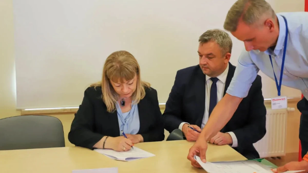 Samorządowcy Ostrowi i dwóch gmin umowy na dofinansowanie podpisali 16 lipca 2026 w Ostrołęce. Dostaną pieniądze z programu „Mazowsze pomag