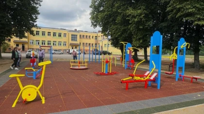 Plac zabaw przy Szkole Podstawowej nr 1 im. Marii Curie-Skło