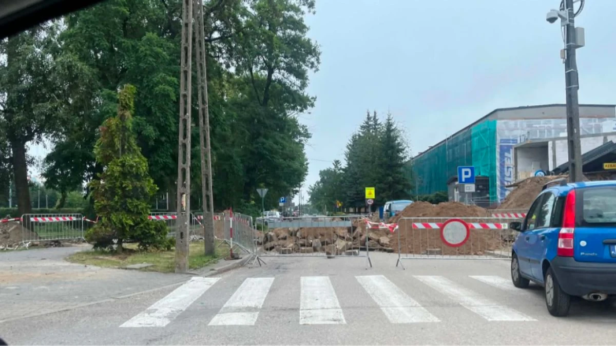 Kierowcy muszą liczyć się z utrudnieniami w rejonie ulicy Widnichowskiej. Część drogi została zablokowana przy skrzyżowaniu z ulicami Szkol