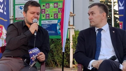 - W tym pięknym miejscu, przed tą dziurą w jezdni, chcemy za