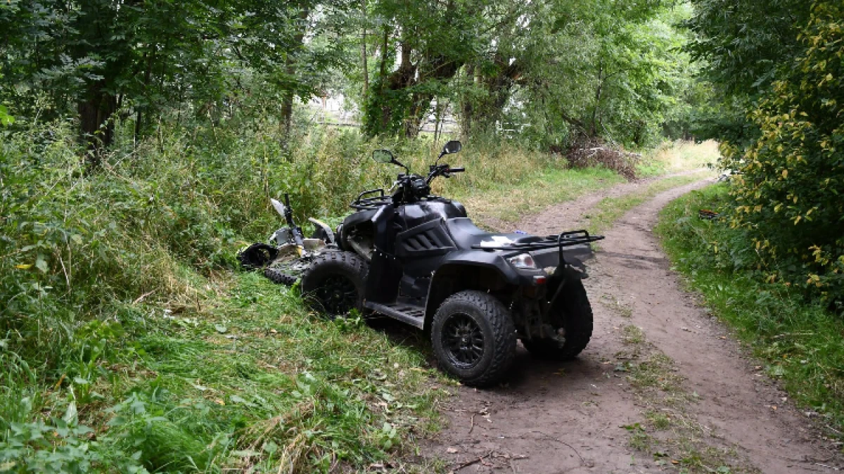Małkińscy policjanci wyjaśniają okoliczności wypadku drogowego z udziałem 11-letniego chłopca kierującego quadem oraz 21-letniego motocykli