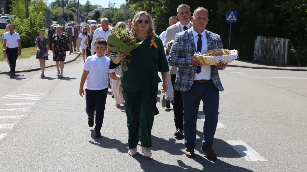 Dożynki rozpoczęły się uroczystą mszą świętą dziękczynną w intencji rolników oraz mieszkańców gminy i parafii Wąsewo. Po mszy korow?