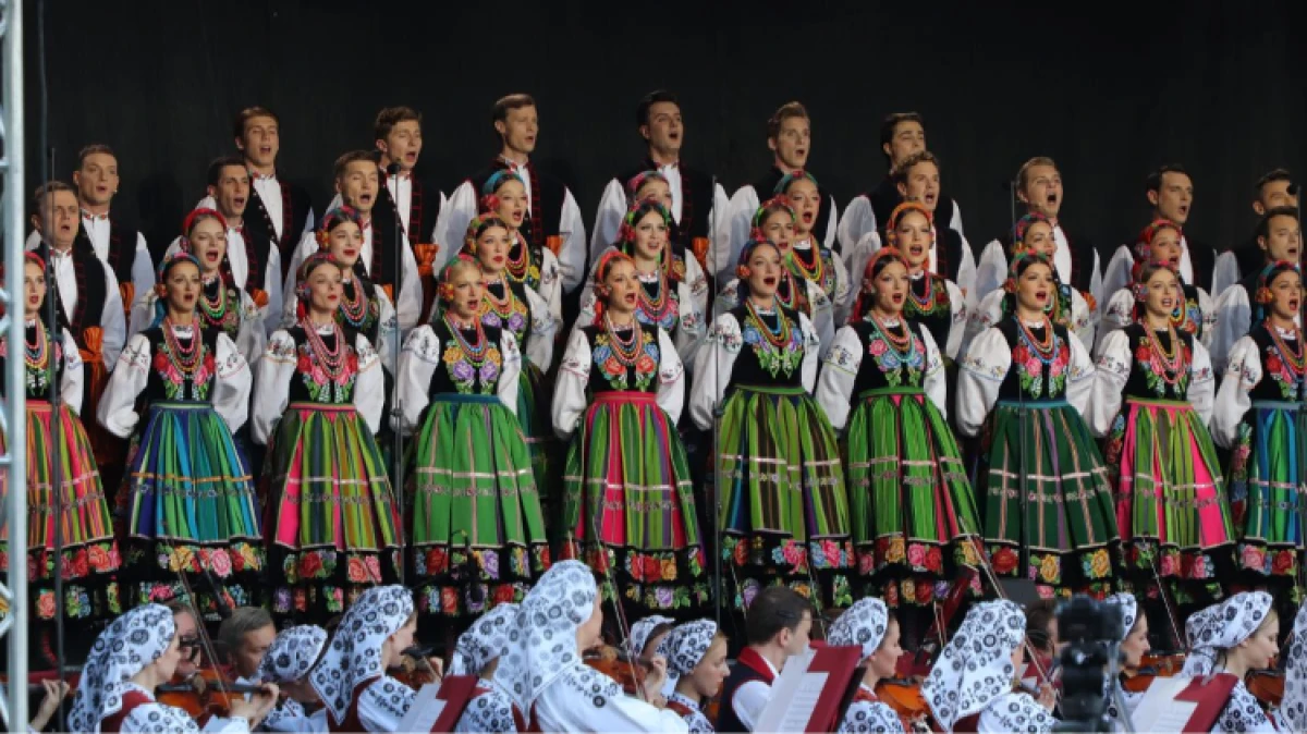 W piątkowe popołudnie teren przy hali MOSiR w Ostrowi Mazowieckiej wypełnił się publicznością. Na plenerowy koncert Państwowego Zespołu Lu