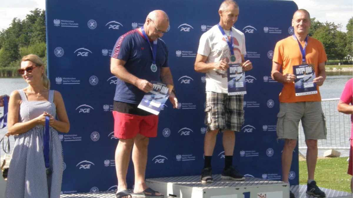 Tomasz Ambroziak, reprezentujący Ostrów Mazowiecką, zdobył brązowy medal mistrzostw Polski Masters w pływaniu na wodach otwartych. W Żninie 