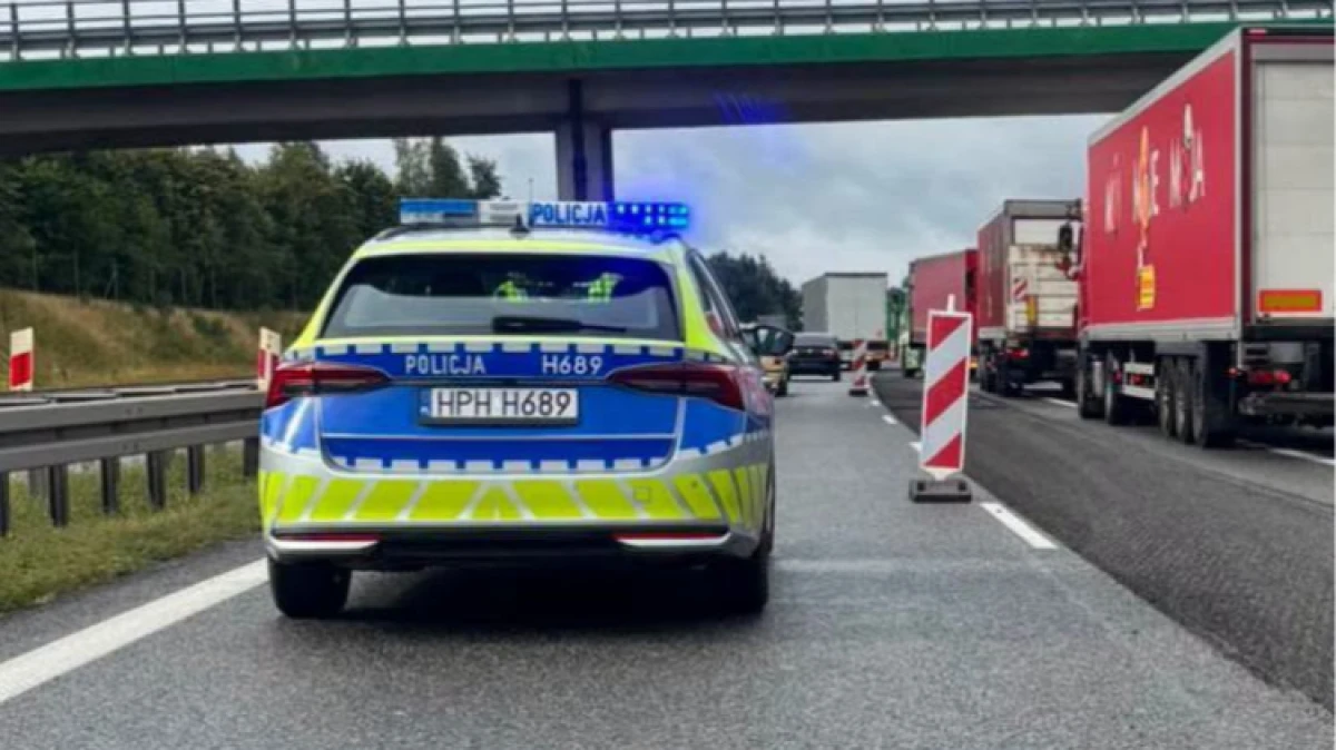Na drodze S-8 na obwodnicy miasta w Ostrowi Mazowieckiej na pasie w kierunku Warszawy doszło do zdarzenia drogowego z udziałem dwóch aut osobowy