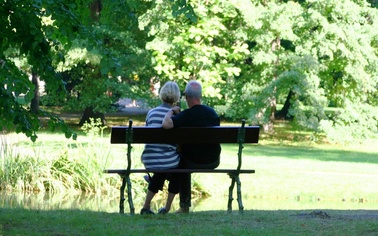 Ostrów Mazowiecka - Ostrowscy policjanci z okazji Dnia Babci i Dziadka w trosce 