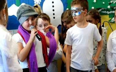 Ostrów Mazowiecka - W murach Szkoły Podstawowej nr 1 w Ostrowi Mazowieckiej uczn