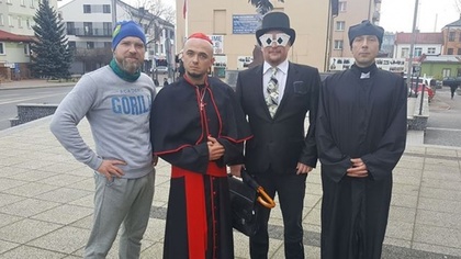 Ostrów Mazowiecka - Klauni, policjanci, więźniowie a nawet księża łącznie około 