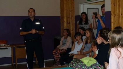 Ostrów Mazowiecka - Ostrowscy policjanci prowadzą spotkania z dziećmi odpoczywaj