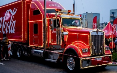 Ostrów Mazowiecka - Charakterystyczna czerwona ciężarówka z popularnych reklam C