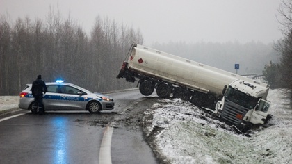 Ostrów Mazowiecka - Samochód ciężarowy spowodował duże utrudnienia w lokalnym ru