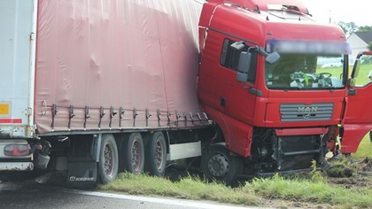 Ostrów Mazowiecka - Kierowca ciężarówki z naczepą na poznańskich tablicach rejes