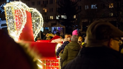 Ostrów Mazowiecka - Na placu przed ostrowskim ratuszem wczoraj o godz. 16:00 roz