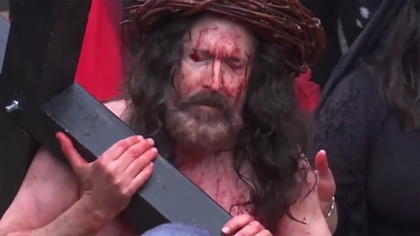 Ostrów Mazowiecka - W Wielki Piątek wierni podążali ulicami Jerozolimy śladem Je