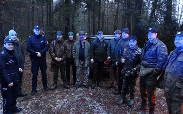 Ostrów Mazowiecka - Policjanci wspólnie z kołami łowieckimi, leśniczym okręgu Nu