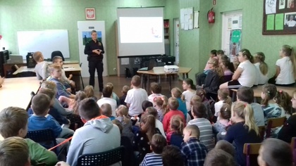 Ostrów Mazowiecka - Dzieci ze szkoły w Prostyni odwiedziła dzielnicowa sierż. Mo