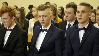 Ostrów Mazowiecka - Uroczyście i patriotycznie pożegnali tegorocznych maturzystó