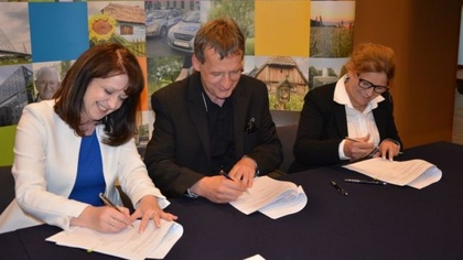 Ostrów Mazowiecka - Wójt Waldemar Brzostek podpisał umowę o przyznaniu dotacji n