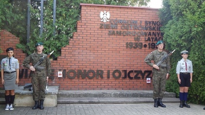 Ostrów Mazowiecka - Przy mauzoleum na cmentarzu parafialnym ostrowianie oddali h