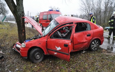 Ostrów Mazowiecka - Samochód osobowy opel astra zjechał z drogi i uderzył w przy