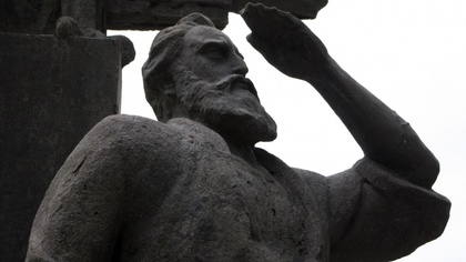 Ostrów Mazowiecka - Trwają prace konserwatorskie pomników znajdujących się przy 