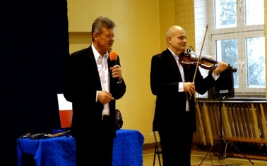 Ostrów Mazowiecka - Uczniowie i nauczyciele Szkoły Podstawowej nr 1 w Ostrowi Ma