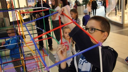 Ostrów Mazowiecka - Dzieci wraz z rodzicami odwiedzili Galerię Bursztynową, aby 