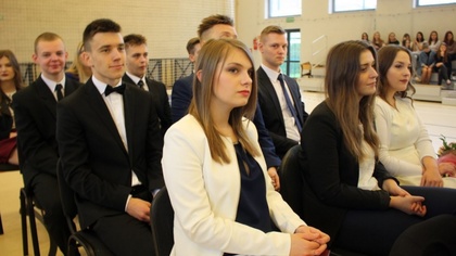 Ostrów Mazowiecka - Tegoroczni maturzyści z Liceum Ogólnokształcącego im. Mikoła