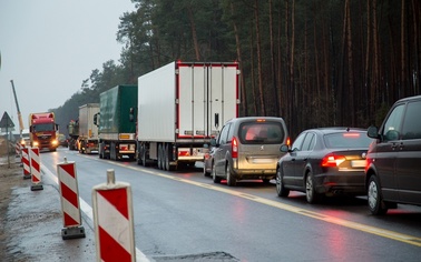 Ostrów Mazowiecka - Kierowcom zaczyna udzielać się przedświąteczny szczyt. Na dr