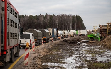 Ostrów Mazowiecka - Z każdym dniem coraz bardziej widać efekty drogowców przy ro