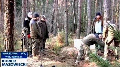 Ostrów Mazowiecka - Grupa poszukiwaczy, w lesie pod Ostrowią Mazowiecką, natknęł
