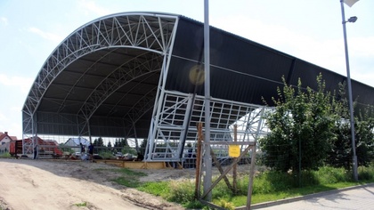 Ostrów Mazowiecka - Trwa budowa lodowiska w Ostrowi Mazowieckiej. Inwestycja prz