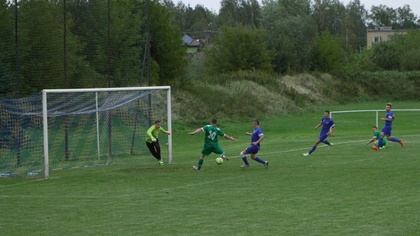 Ostrów Mazowiecka - Piłkarze MKS Małkinia prowadzeni przez trenera Karola Dmocho