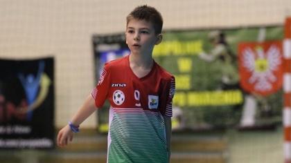 Ostrów Mazowiecka - Piłkarze UKS AP Ostrów Mazowiecka prowadzeni przez trenera Ł