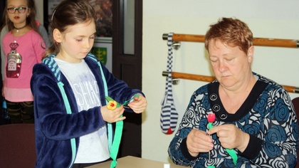 Ostrów Mazowiecka - Tajniki robienia kwiatów z bibuły zdradziły najmłodszym podo