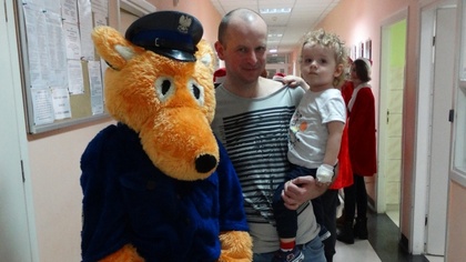 Ostrów Mazowiecka - Z okazji Mikołajek ostrowscy policjanci wraz ze świętym Miko