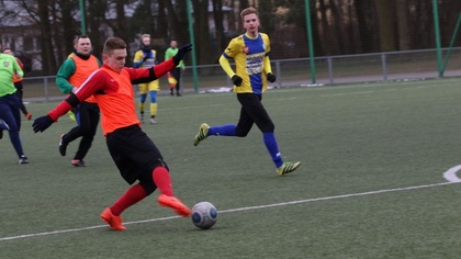 Ostrów Mazowiecka - Piłkarze MKS Małkinia prowadzeni przez trenera Karola Dmocho