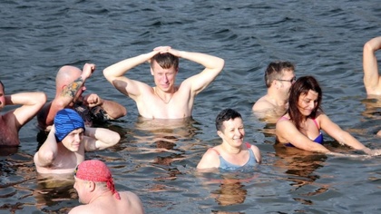 Ostrów Mazowiecka - Amatorzy zimnych kąpieli wybrali się do Grodziska, na teren 