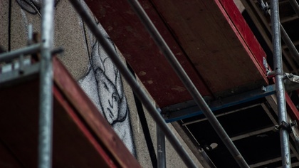 Ostrów Mazowiecka - Mona Tusz maluje mural w naszym mieście. Prace nad nim odbyw