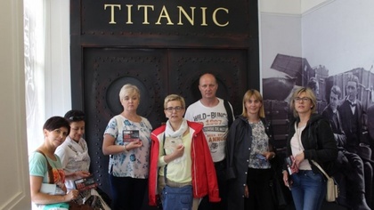 Ostrów Mazowiecka - Ośmiu nauczycieli z Zespołu Szkół Gminnych nr 2 w Małkini Gó