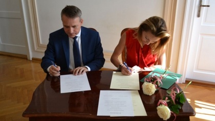 Ostrów Mazowiecka - Z rąk burmistrza miasta 7 pedagogów z ostrowskich szkół i pl