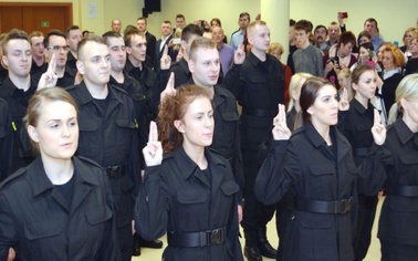 Ostrów Mazowiecka - 41 nowych policjantów, w tym osiem kobiet, zasiliło szeregi 