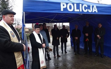 Ostrów Mazowiecka - Pomimo niesprzyjającej aury na placu przed parafią pw. Przem