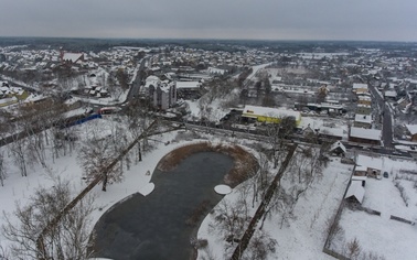 Ostrów Mazowiecka - Opady śniegu spowodowały, że na chodnikach, ulicach i zielen