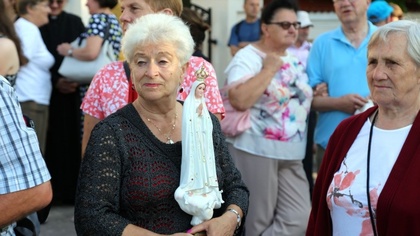 Ostrów Mazowiecka - Kilkusetosobowa grupa pątników z grupy czerwono-zielonej wyr