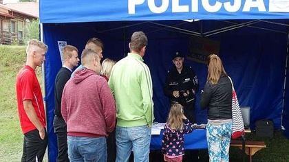 Ostrów Mazowiecka - Ostrowscy policjanci przygotowali stoisko na festyn z okazji