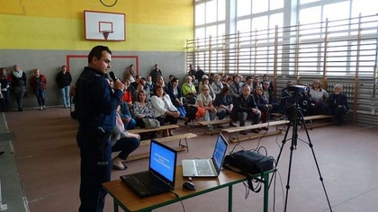 Ostrów Mazowiecka - Ostrowscy policjanci prowadzą spotkania z rodzicami i pedago