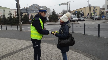 Ostrów Mazowiecka - Funkcjonariuszki z ostrowskiej drogówki wspólnie z przedstaw