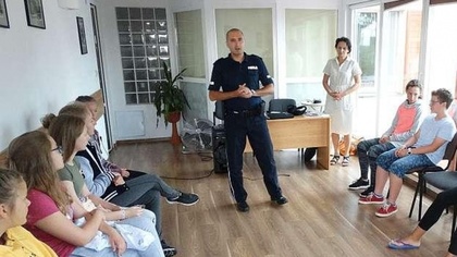 Ostrów Mazowiecka - Ostrowski policjant i przedstawicielka sanepidu odwiedzili w